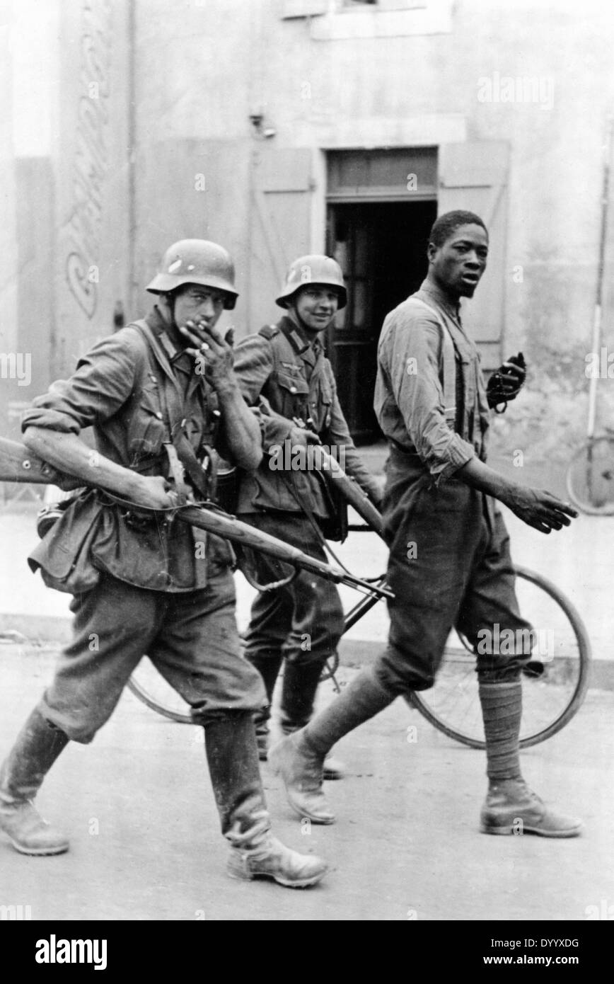 Les soldats allemands capturés avec un Français, 1940 Banque D'Images