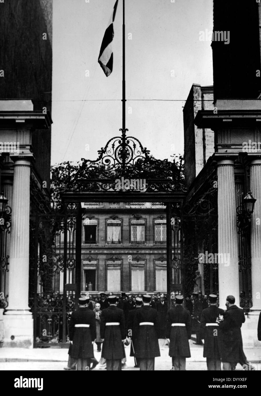 Le hissage du drapeau au Ministère français de l'Intérieur, 1942 Banque D'Images