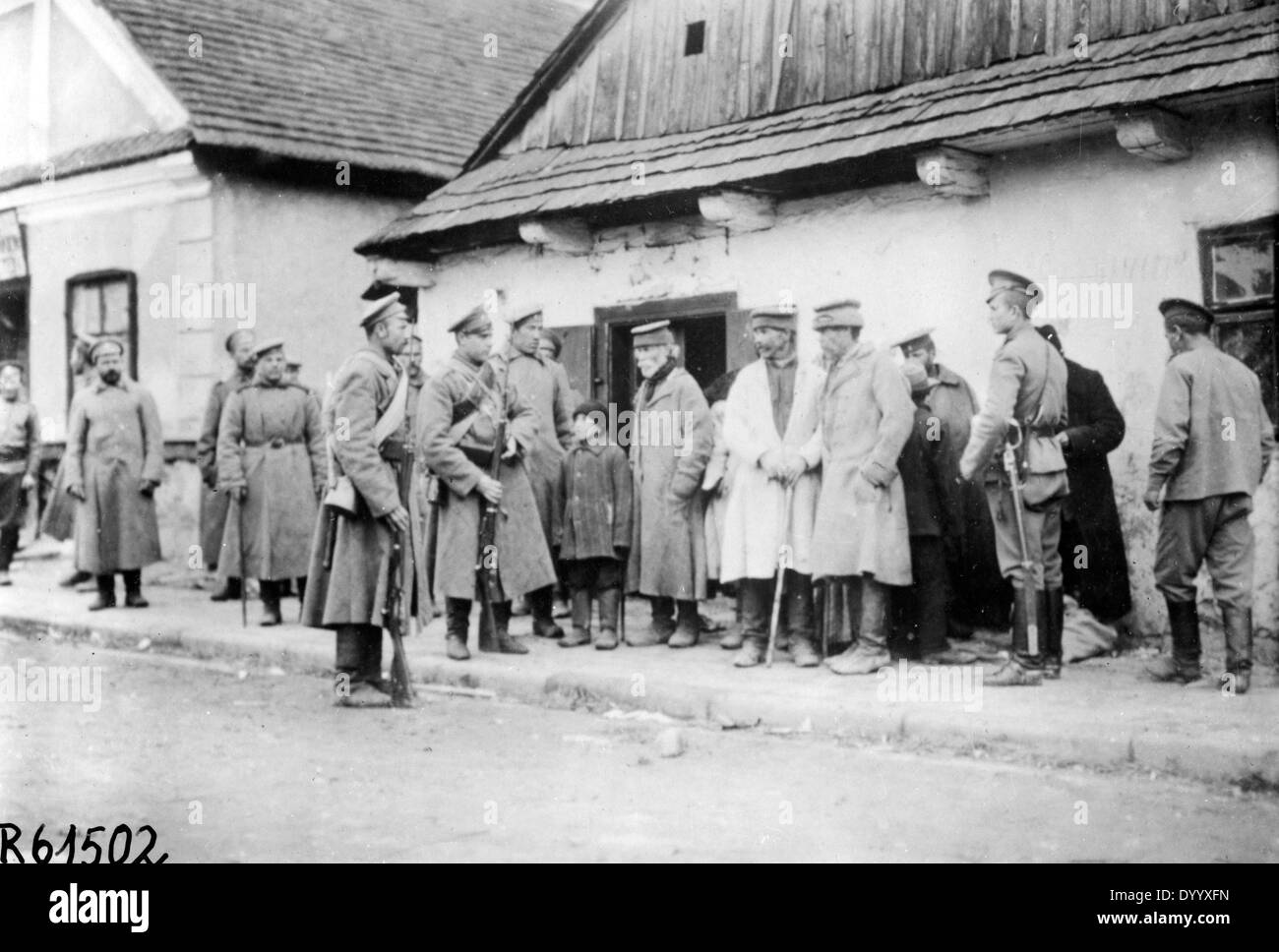 L'infanterie russe dans un village de Galice, 1914 Banque D'Images