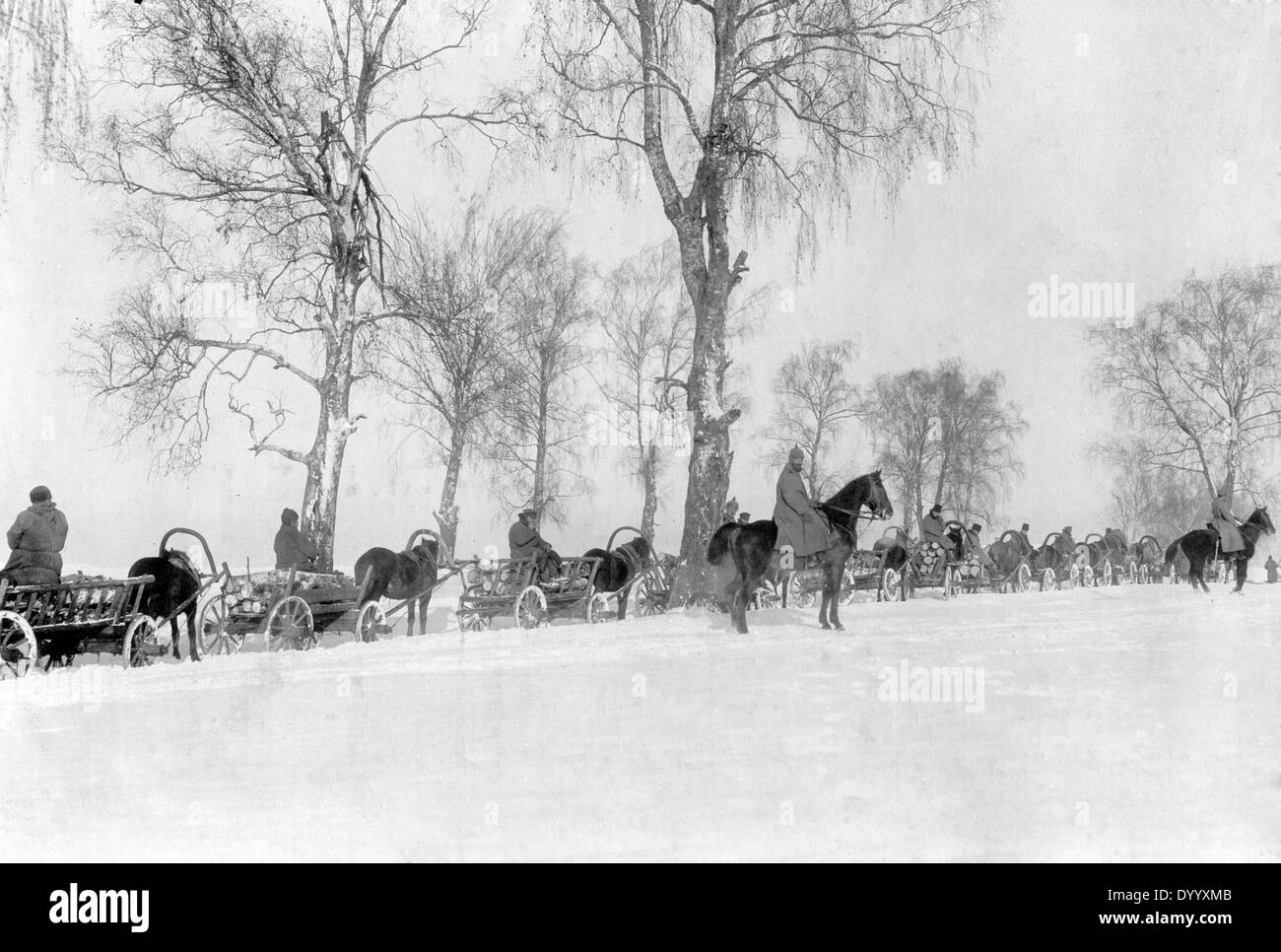 Les charrettes à cheval sur une route russe rural, 1918 Banque D'Images