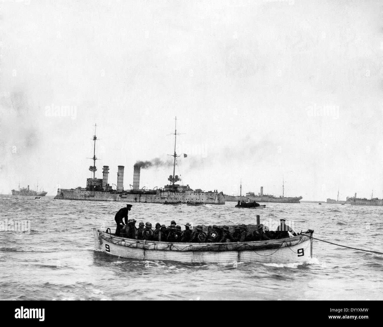 Les troupes allemandes sur le chemin de l'île occupée d'Oesel, 1917 Banque D'Images