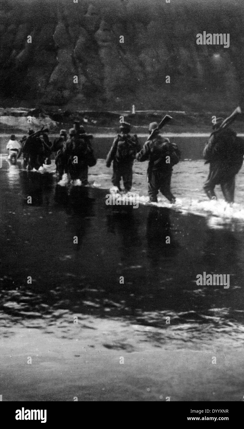 La nuit, traversée de la rivière Dniestr, 1915 Banque D'Images