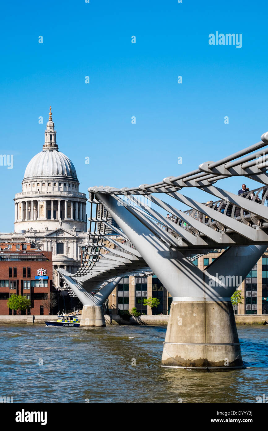 Millennium Bridge et de la Cathédrale St Paul à Londres Royaume-Uni Banque D'Images