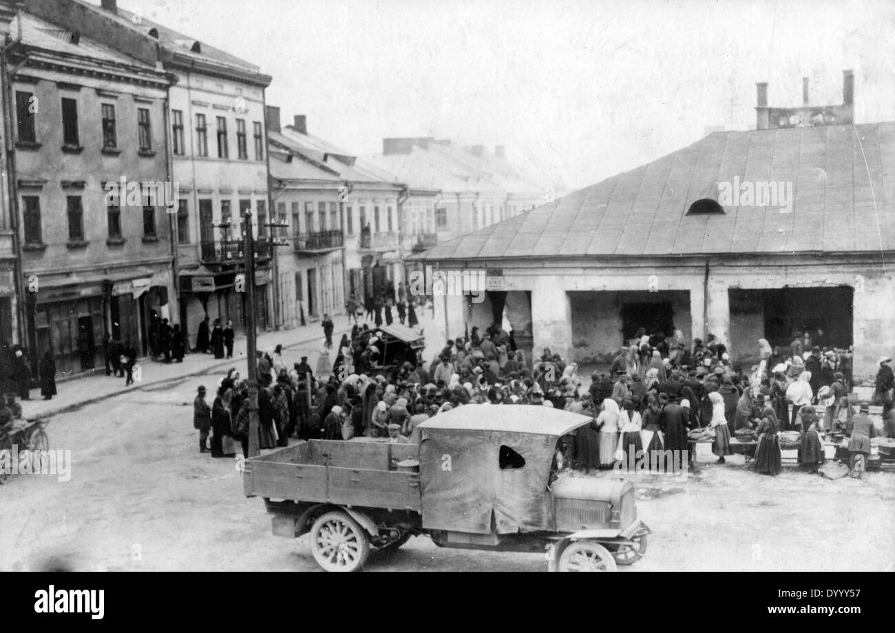 Les civils dans une rue de Tarnopol, 1917 Banque D'Images