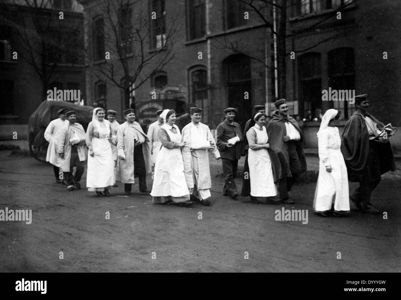 Les soldats allemands blessés prendre une marche, 1915 Banque D'Images