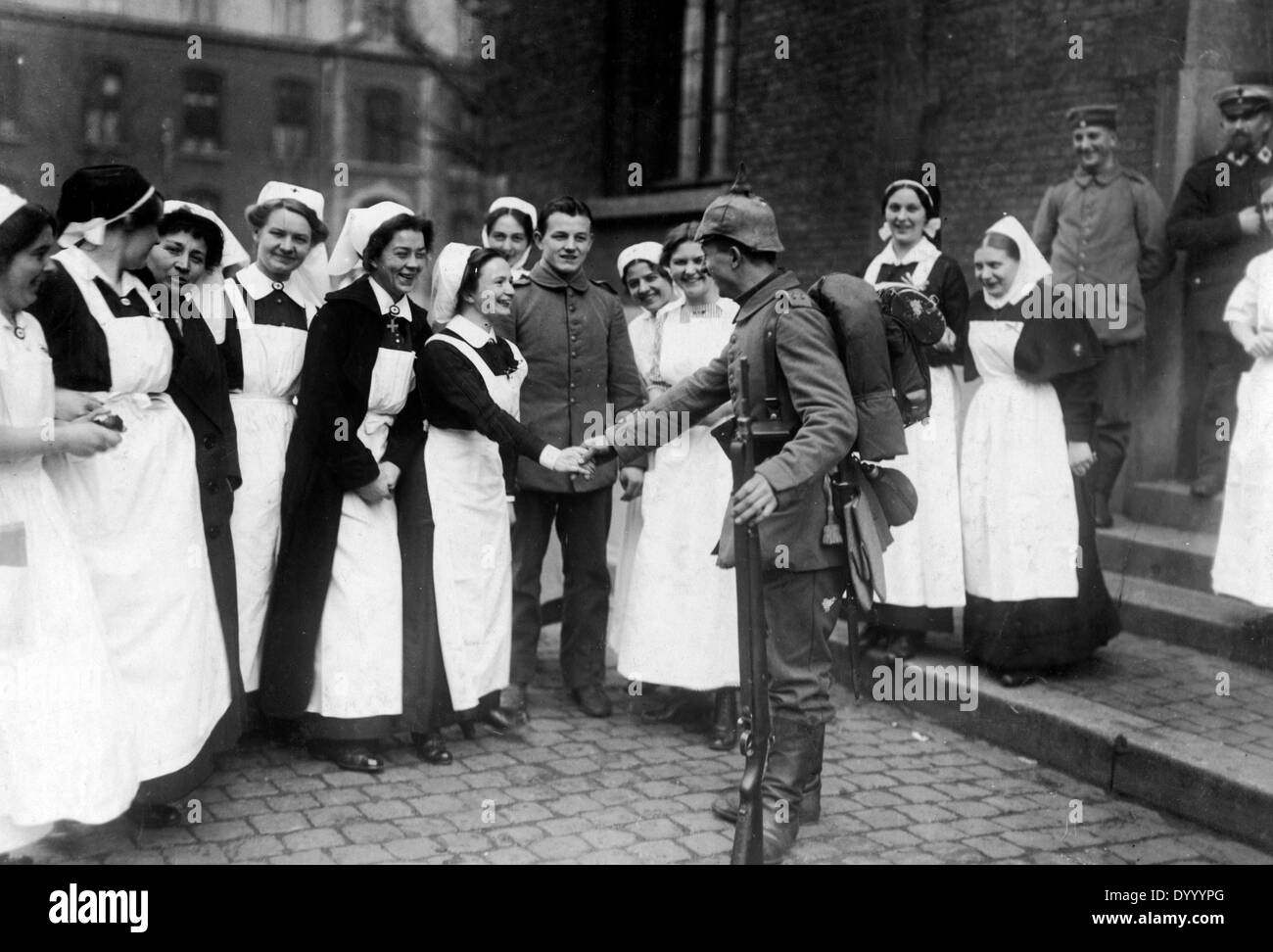 Un soldat allemand prend son congé d'un hôpital de campagne, 1915 Banque D'Images