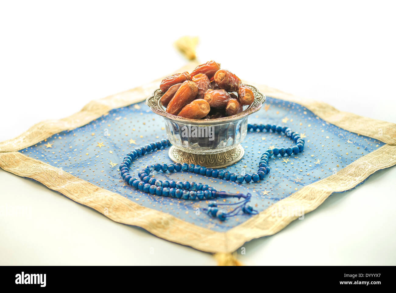 Bol de dates et rosaire islamique Banque D'Images