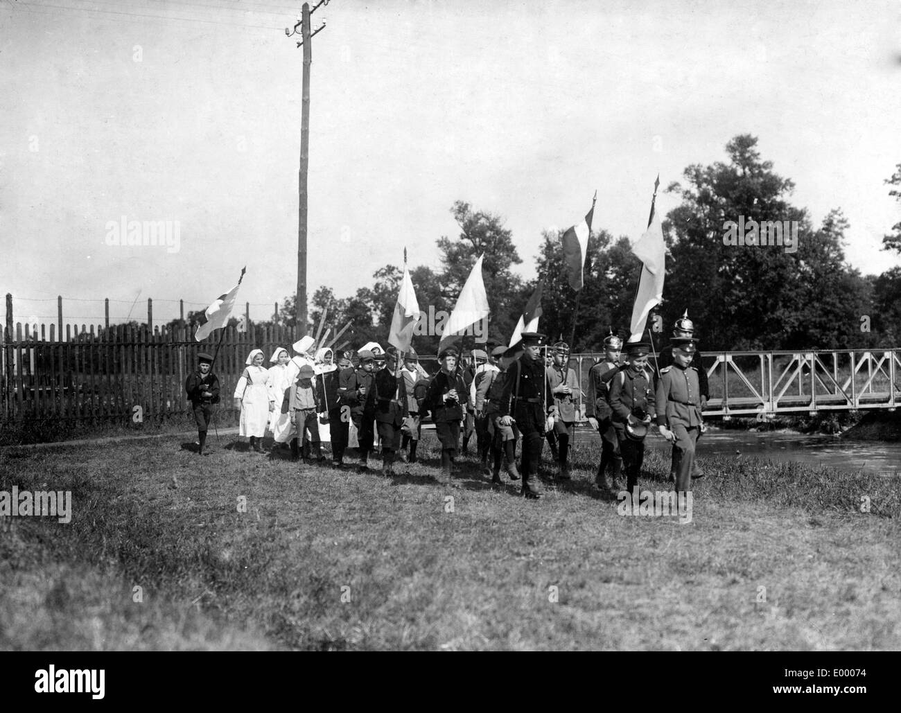 Les enfants jouer à la guerre, 1914 Banque D'Images