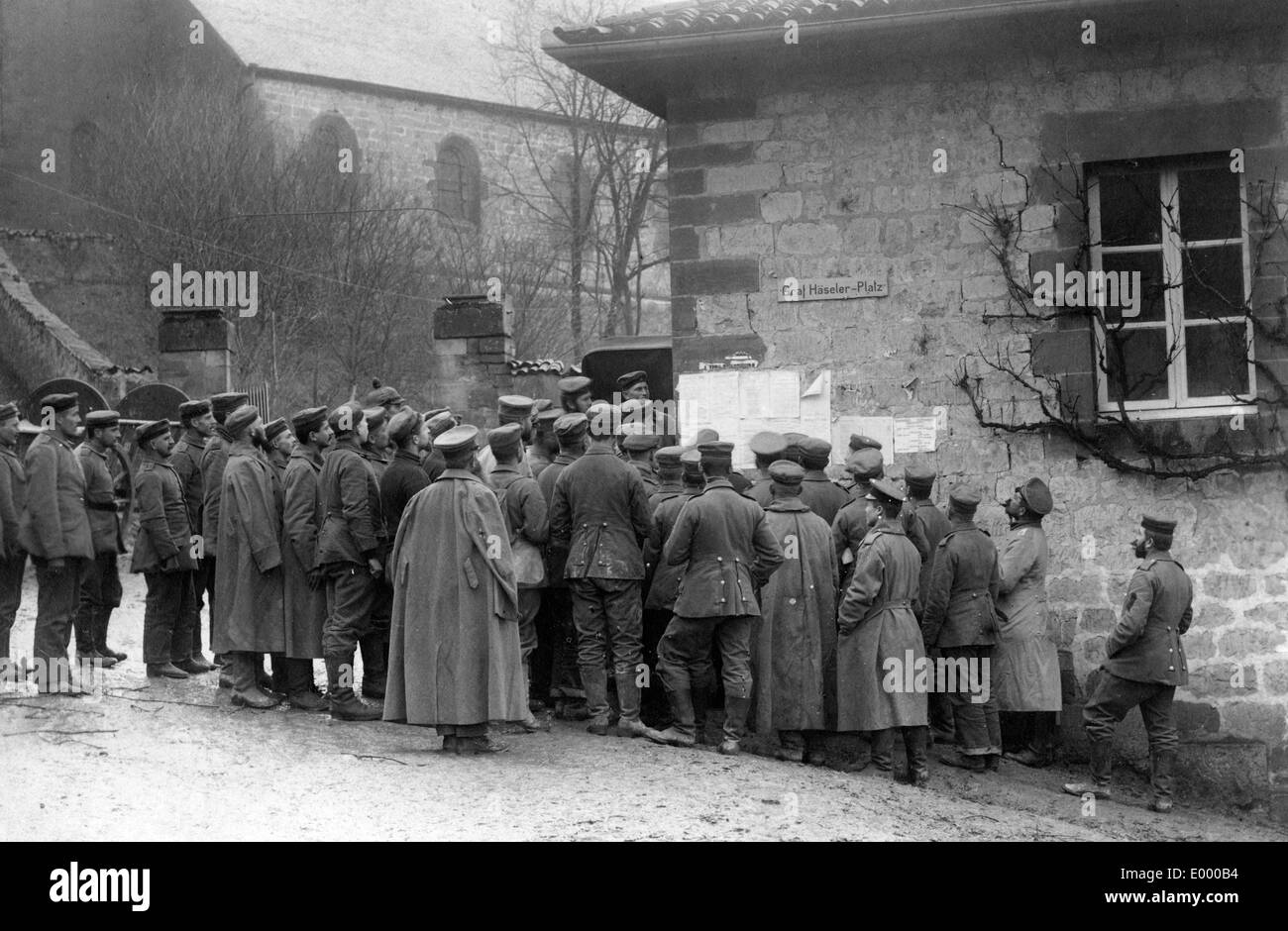 Les soldats allemands la lecture de l'actualité, 1915 Banque D'Images