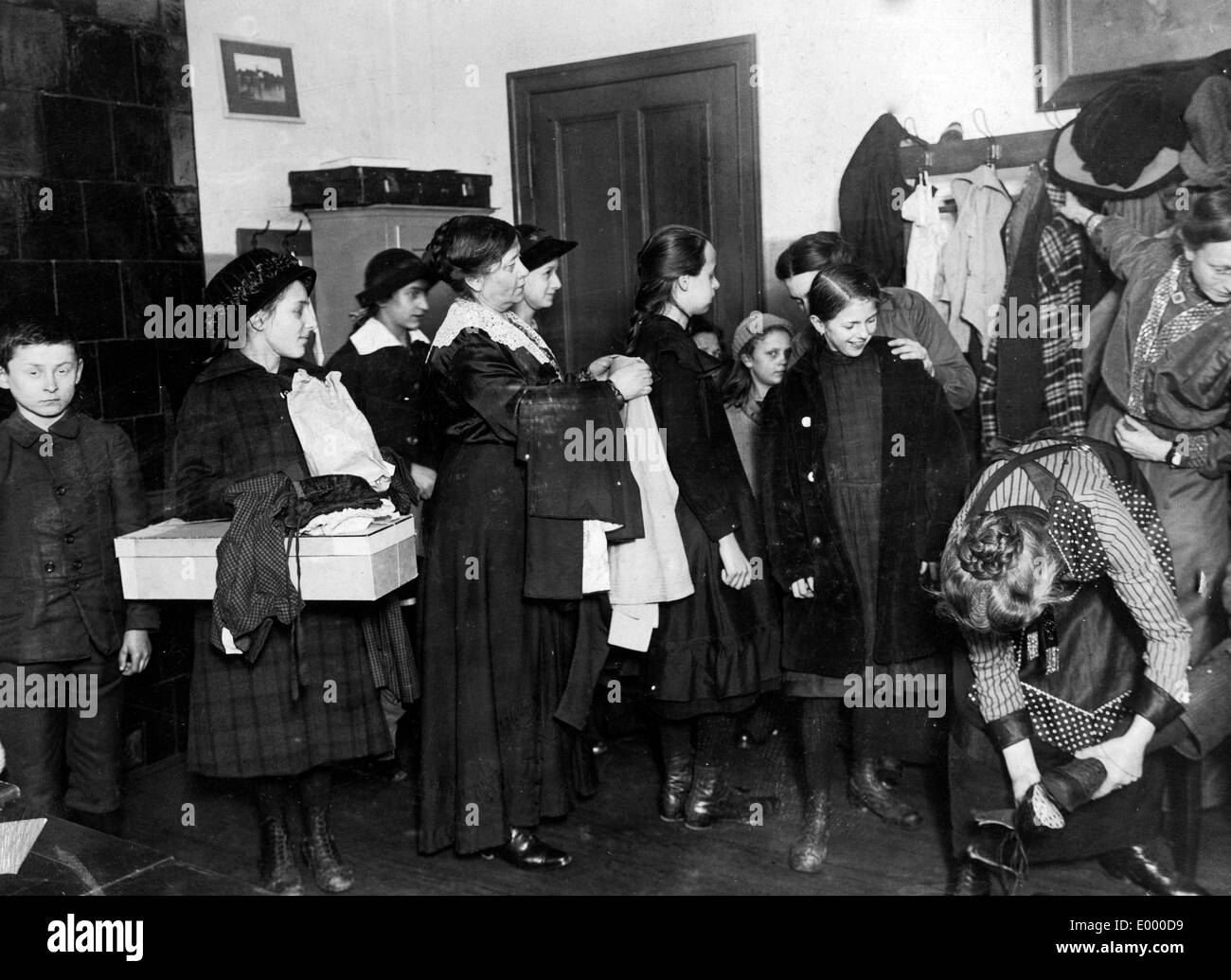 La distribution de vêtements et chaussures, 1916 Banque D'Images
