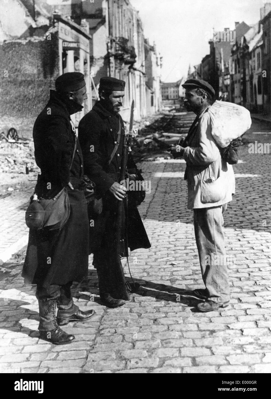 Soldats belges en conversation avec un citoyen Banque D'Images