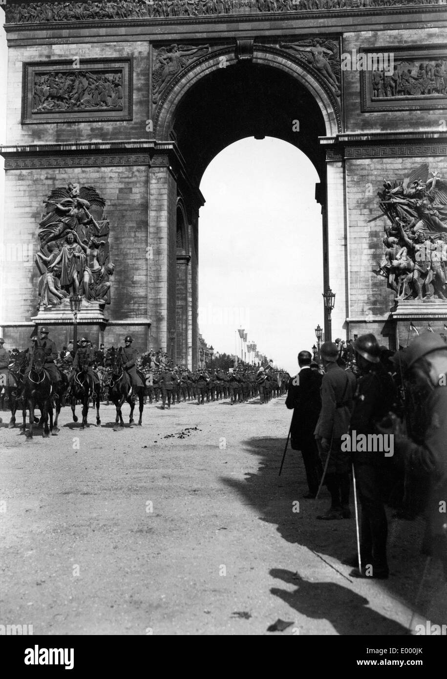 French infantry regiment passe l'Arc de Triomphe, 1915 Banque D'Images