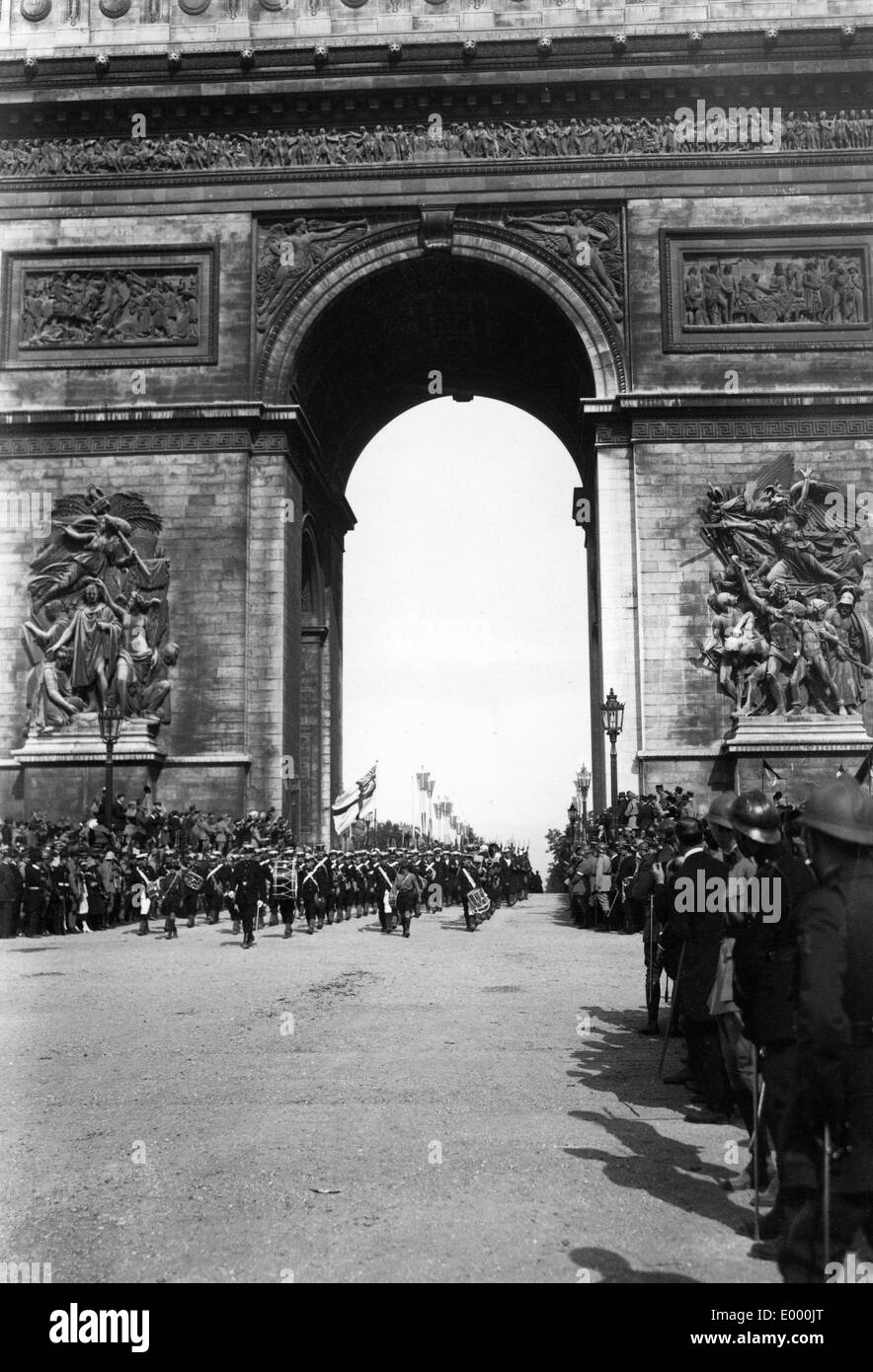 Régiment d'infanterie de marine anglais passe l'Arc de Triomphe, 1915 Banque D'Images