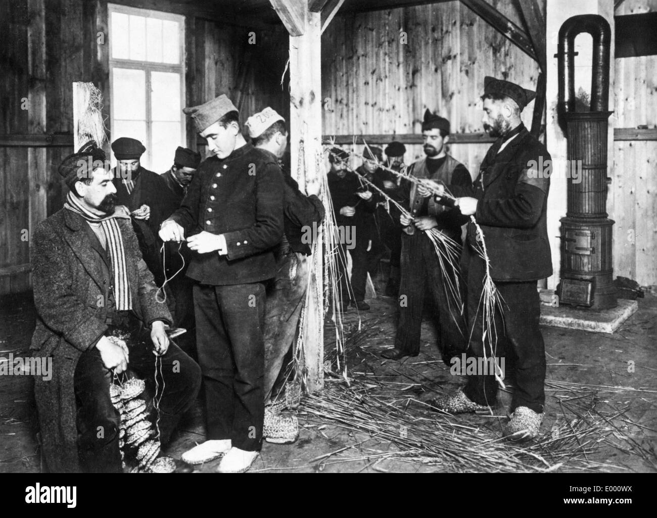 Les prisonniers français chaussures de tissage, 1915 Banque D'Images