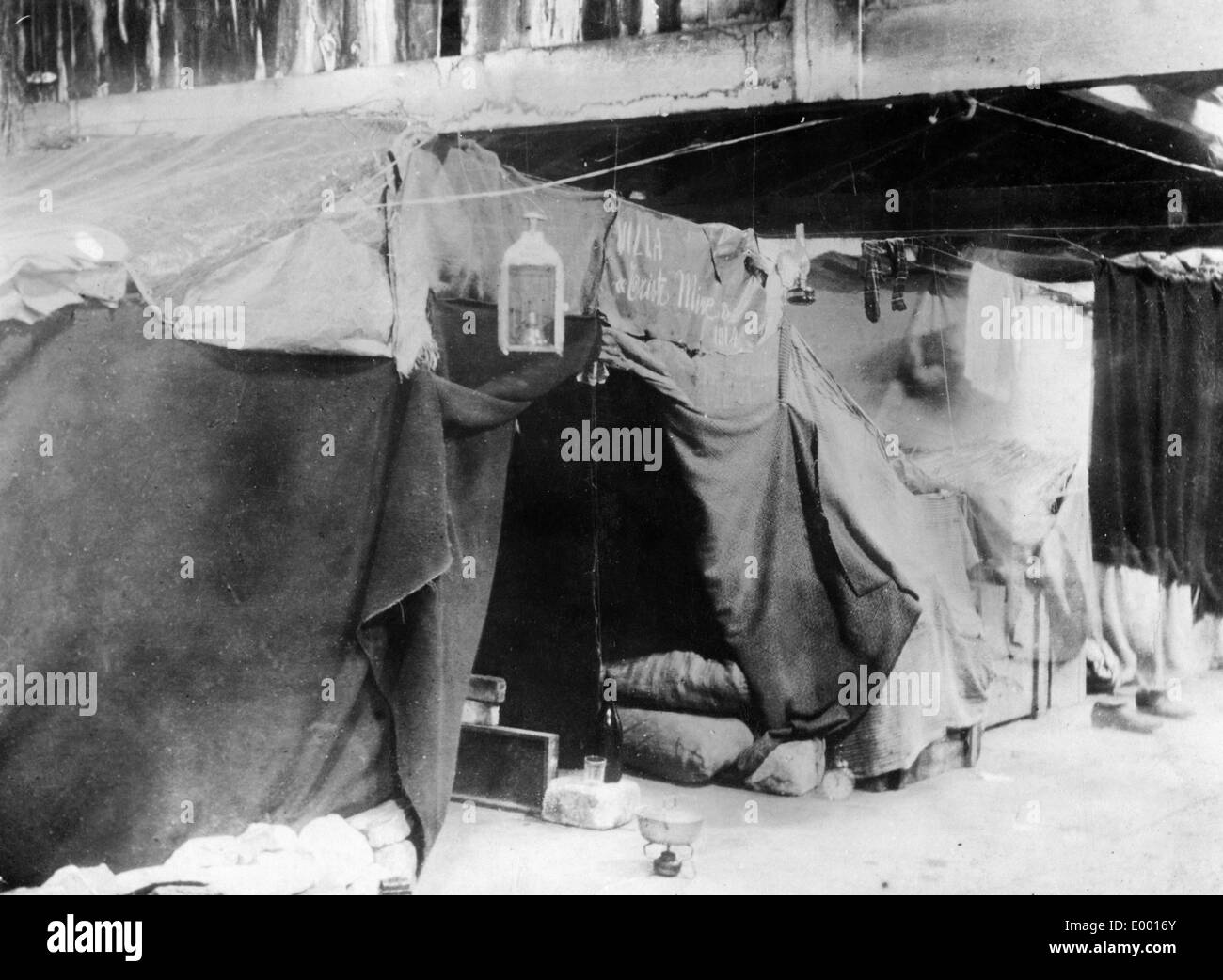 Un abri dans le camp d'internement à Périgueux, 1914 Banque D'Images