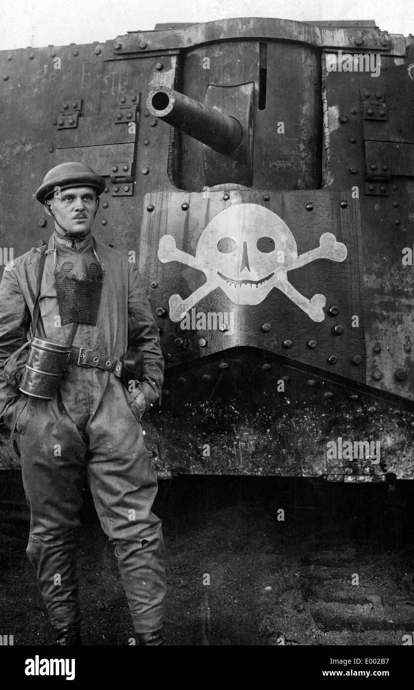 Un réservoir d'allemand avec un homme de l'équipage, 1918 Banque D'Images