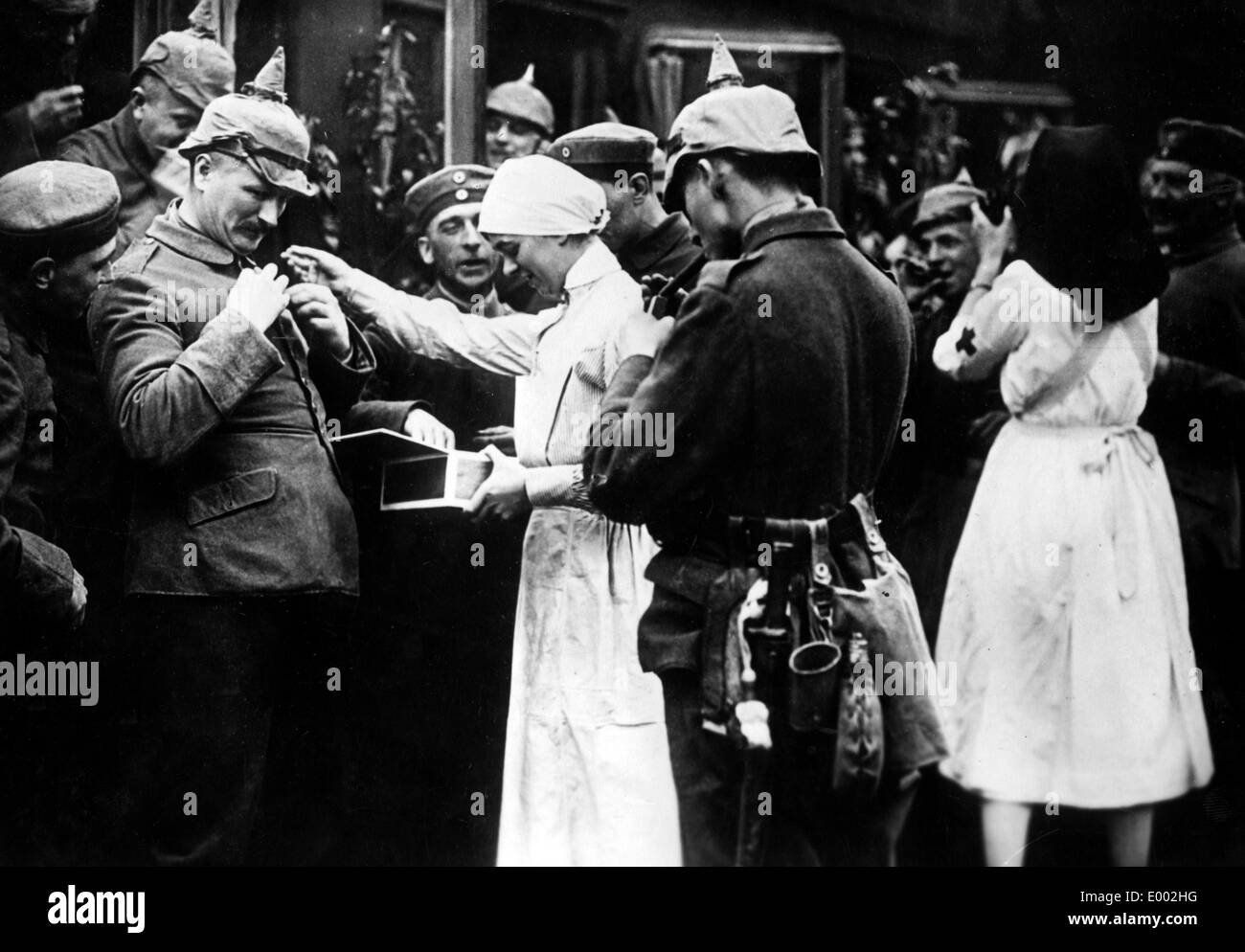 Présence infirmière soldats avec des cadeaux, 1914 Banque D'Images