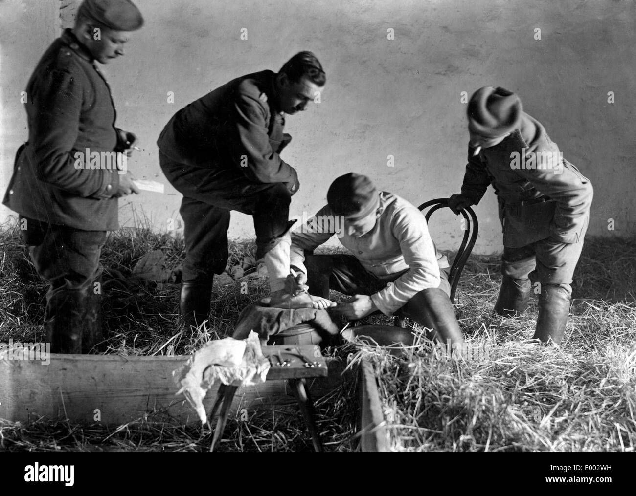 Soins des pieds sur le front de l'Ouest, 1914 Banque D'Images