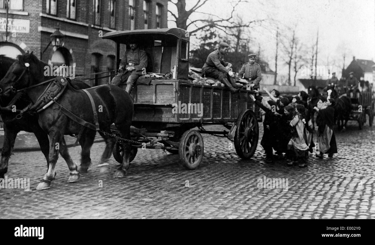 Les soldats allemands qui part du pain à Anvers, 1915 Banque D'Images