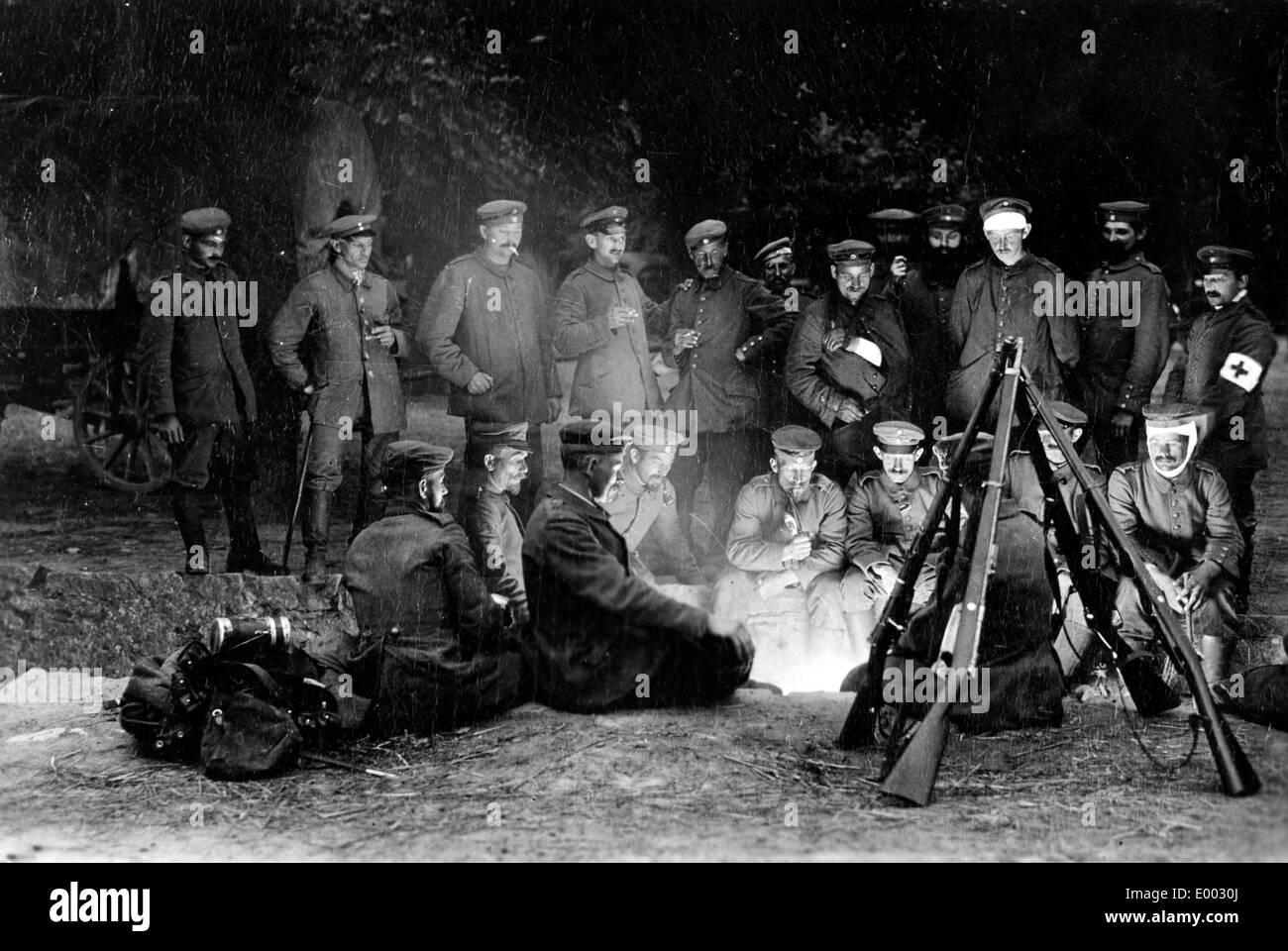 Les soldats allemands à un feu de camp dans les Vosges Banque D'Images