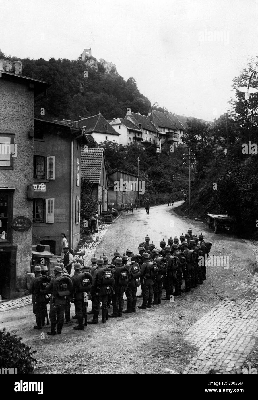 Patrouille de ville dans un village des Vosges, 1916 Banque D'Images