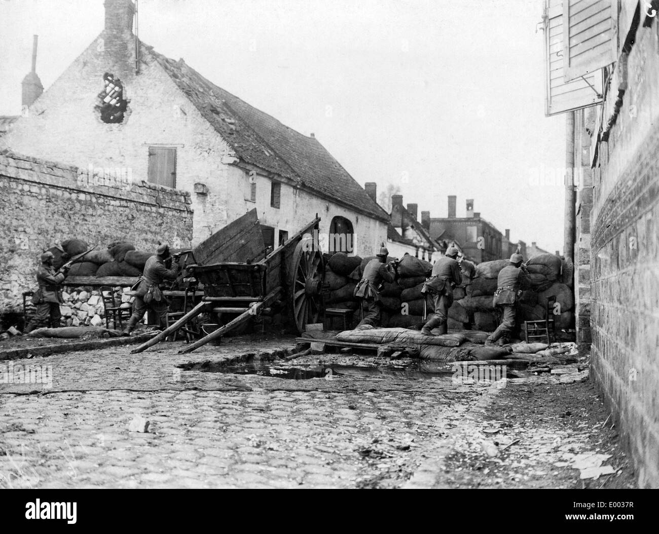 Batailles dans un village au Western Front, 1915 Banque D'Images