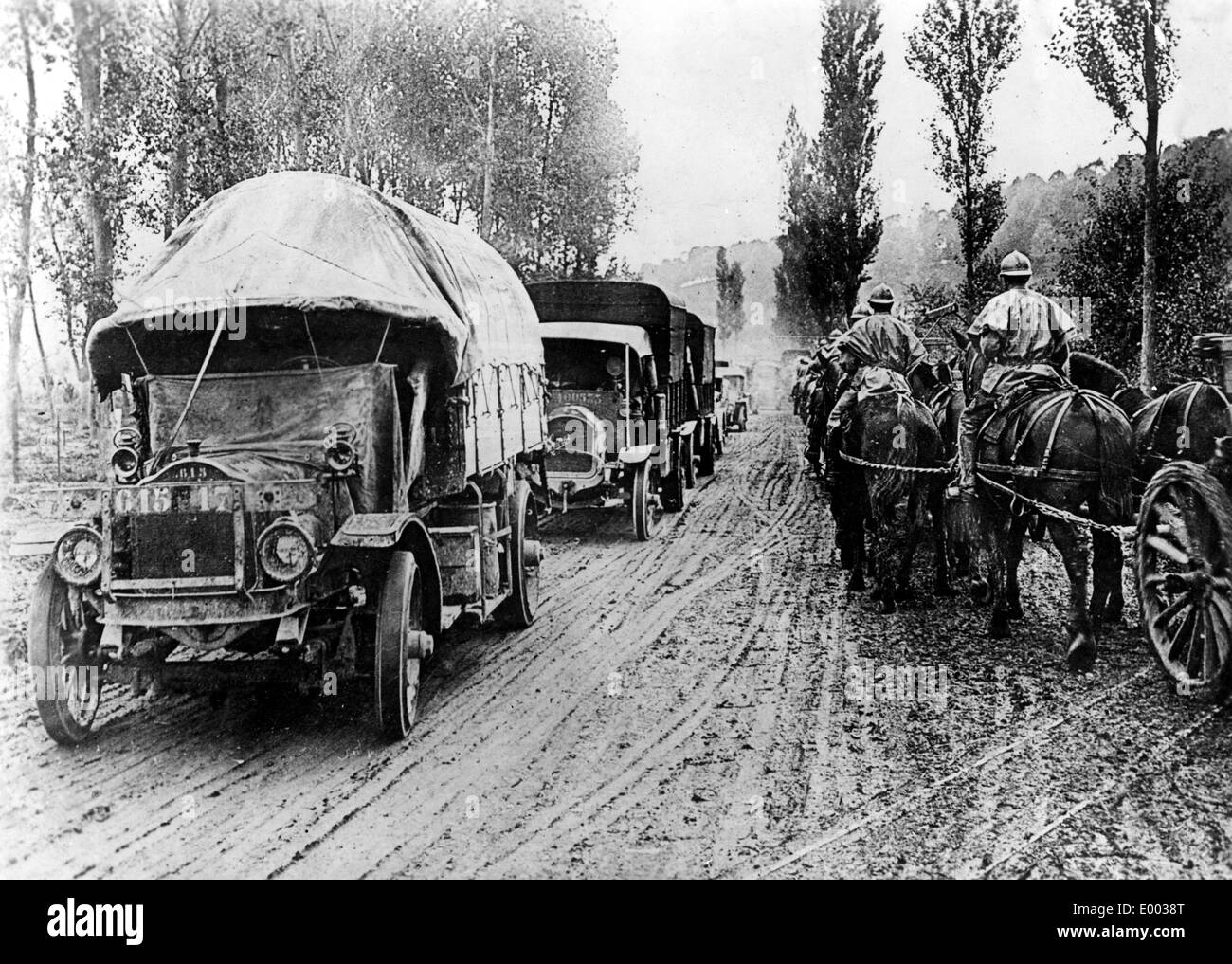 Français pays route derrière le front de l'Ouest, 1917 Banque D'Images