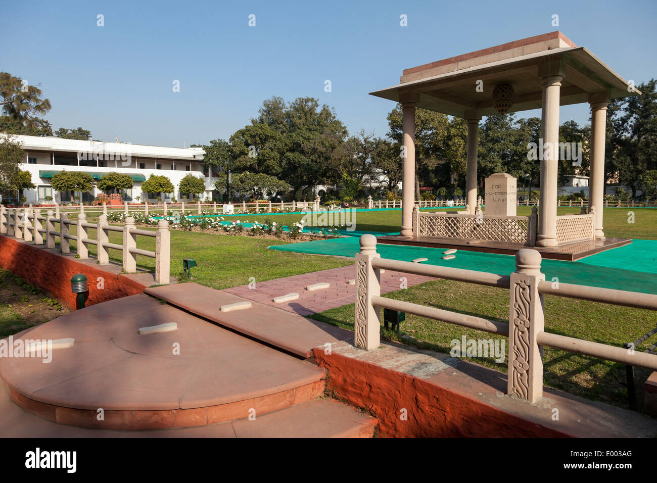 New Delhi, Inde. Monument indiquant l'endroit de l'Assassinat de Mahatma Gandhi. Museum de l'arrière-plan sur la gauche. Banque D'Images