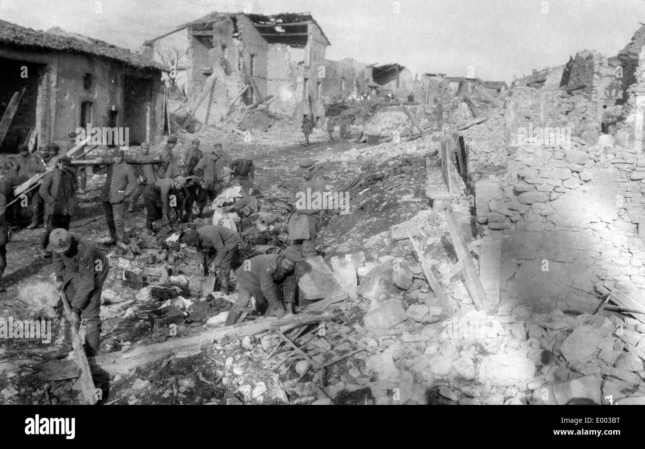 Travaux de reconstruction dans le village de Haumont, 1916 Banque D'Images