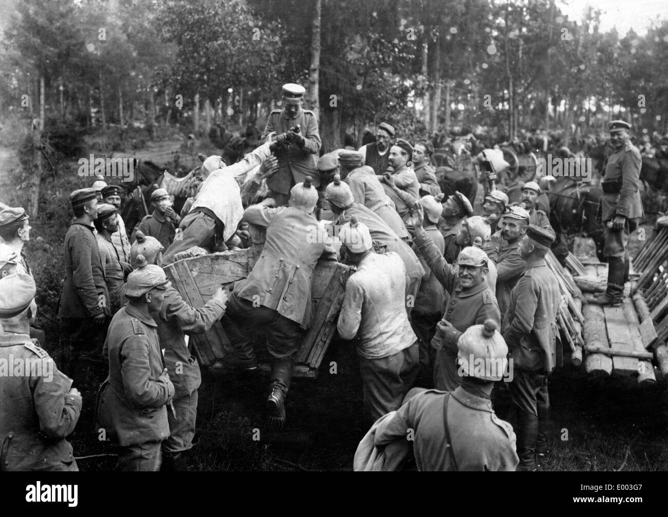 Vente de vin du Sutler sur le front de l'Est, 1915 Banque D'Images