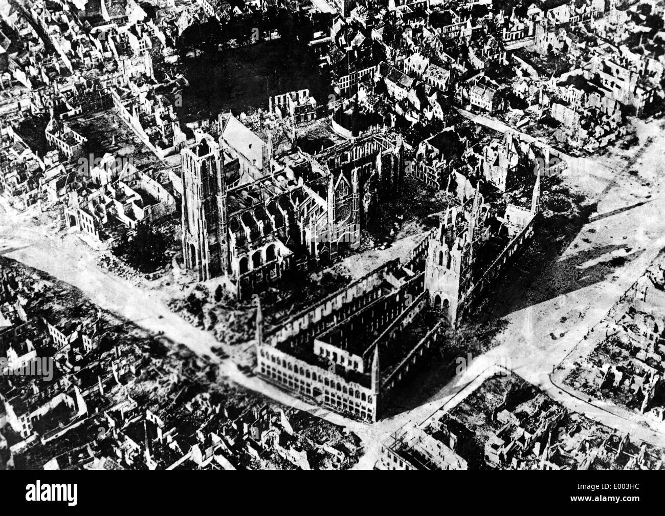 Vue aérienne de la ville détruite d'Ypres, 1915 Banque D'Images