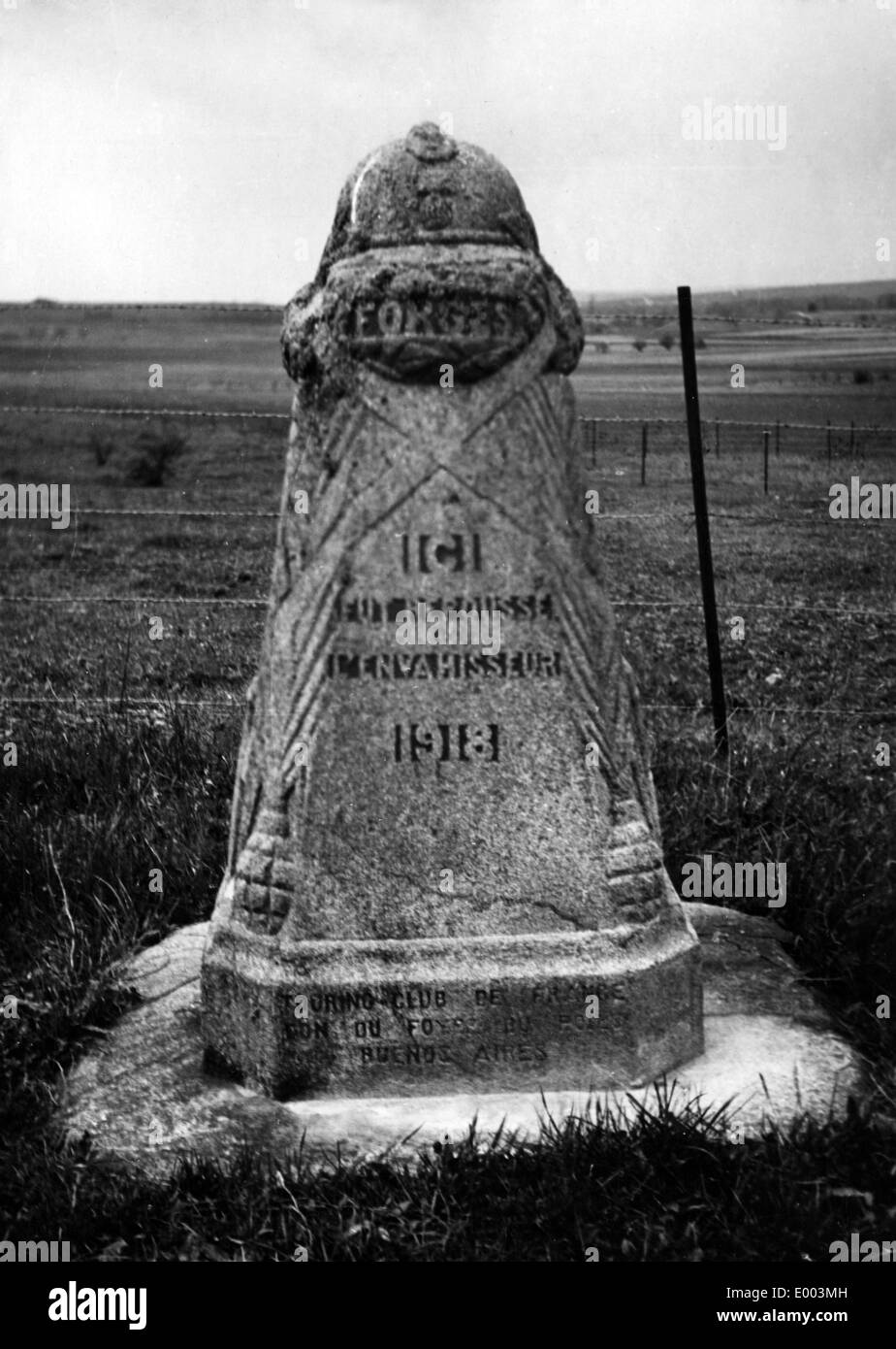 Pierre commémorative en première ligne de la dernière offensive allemande en 1918. Banque D'Images