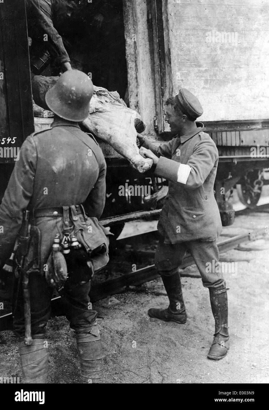 Les soldats allemands détruisant les stocks alimentaires alliées, 1918 Banque D'Images