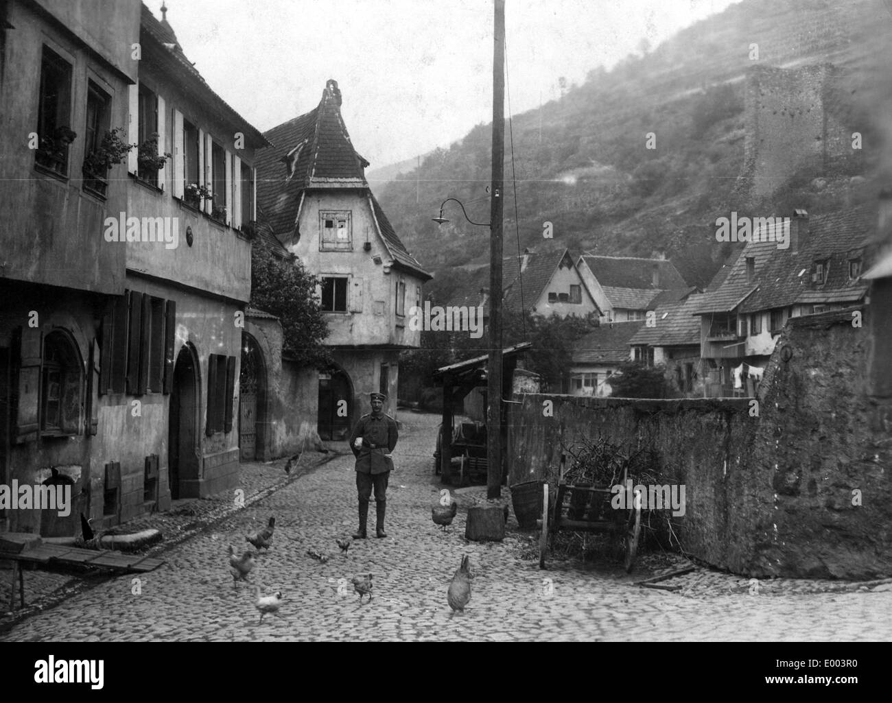 Soldat allemand dans un village français, 1918 Banque D'Images