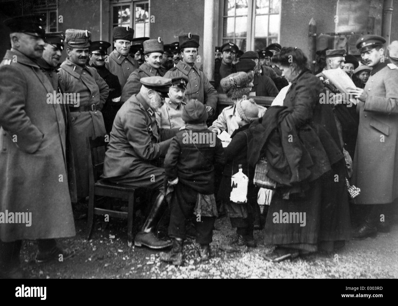 Le contrôle des soldats allemands civils en 1915, Jarny Banque D'Images