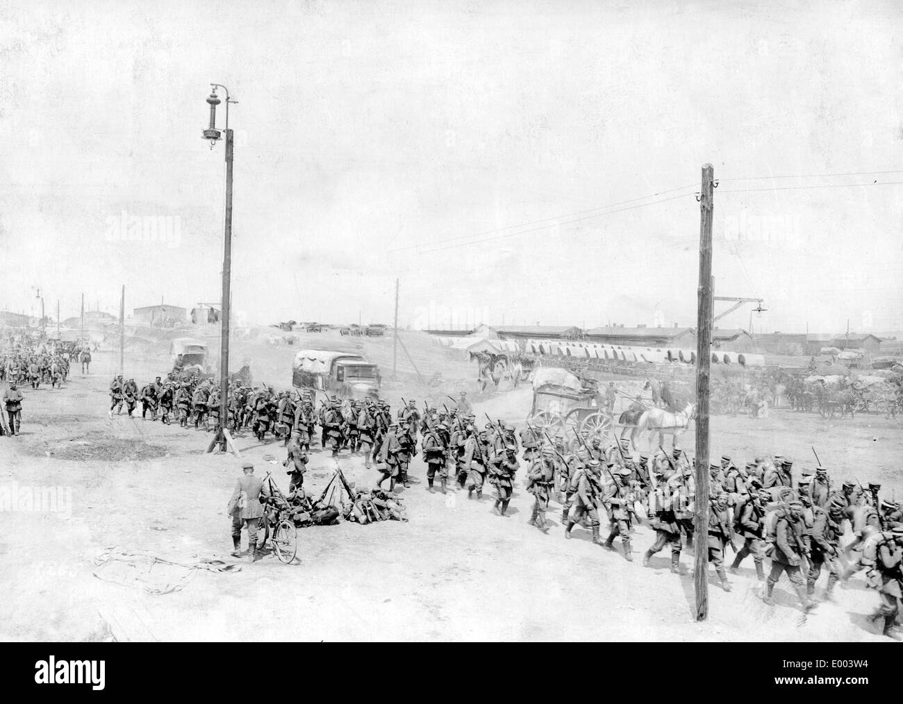 Marcher les troupes allemandes dans l'Est de la Galicie, 1917 Banque D'Images
