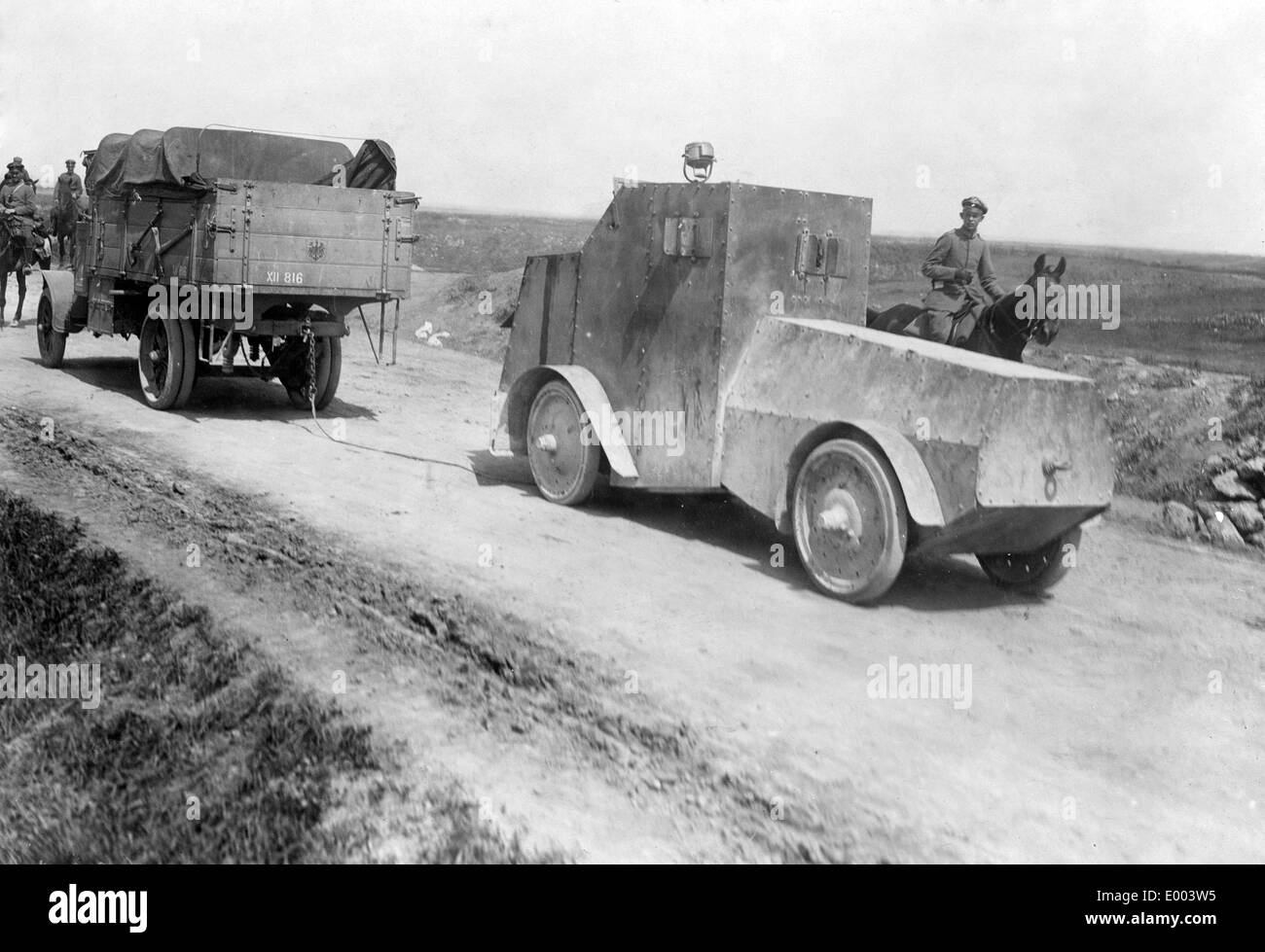 Transport de véhicules blindés russes faits prisonniers, 1917 Banque D'Images