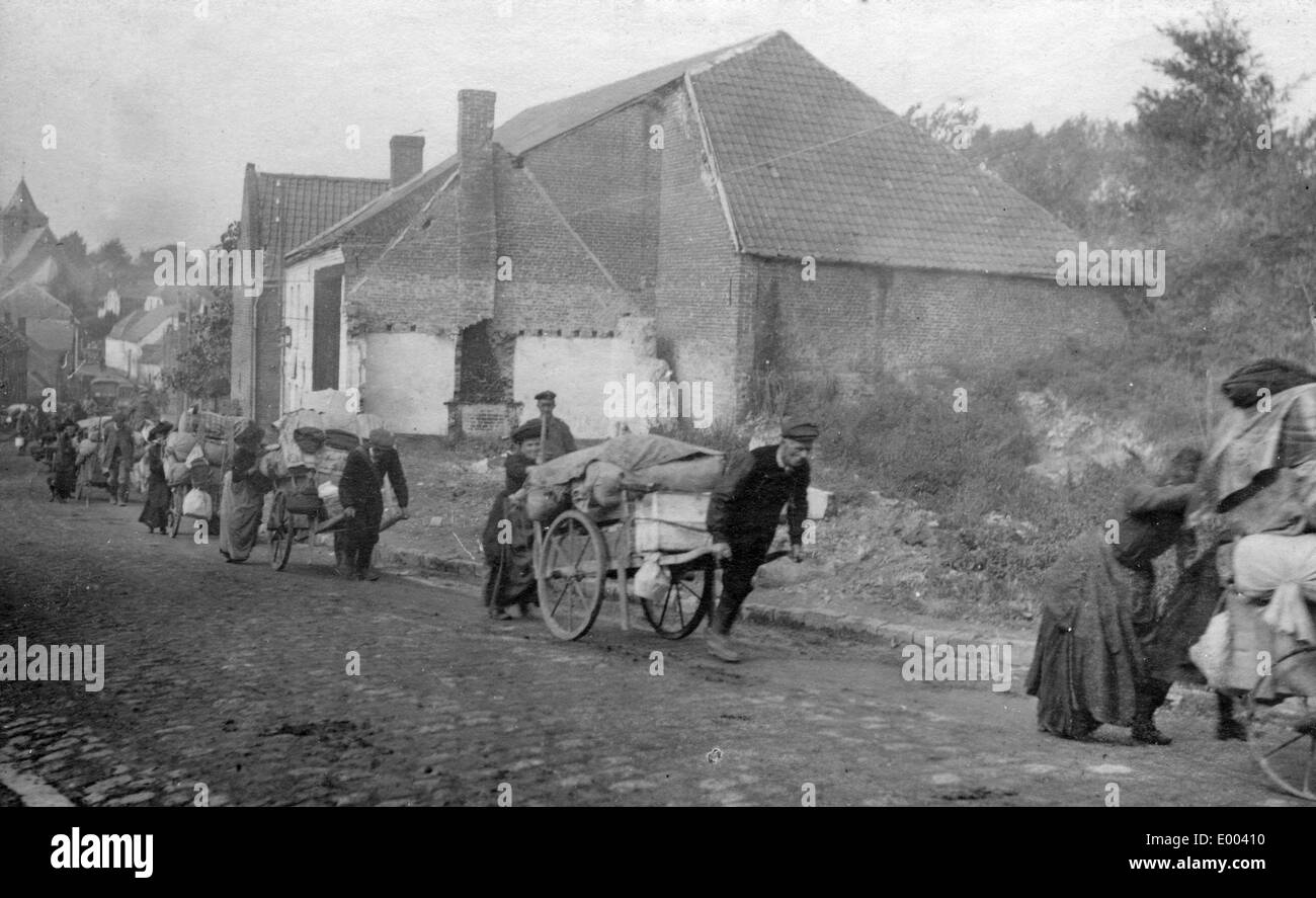 Des civils français fuir leur village, 1918 Banque D'Images