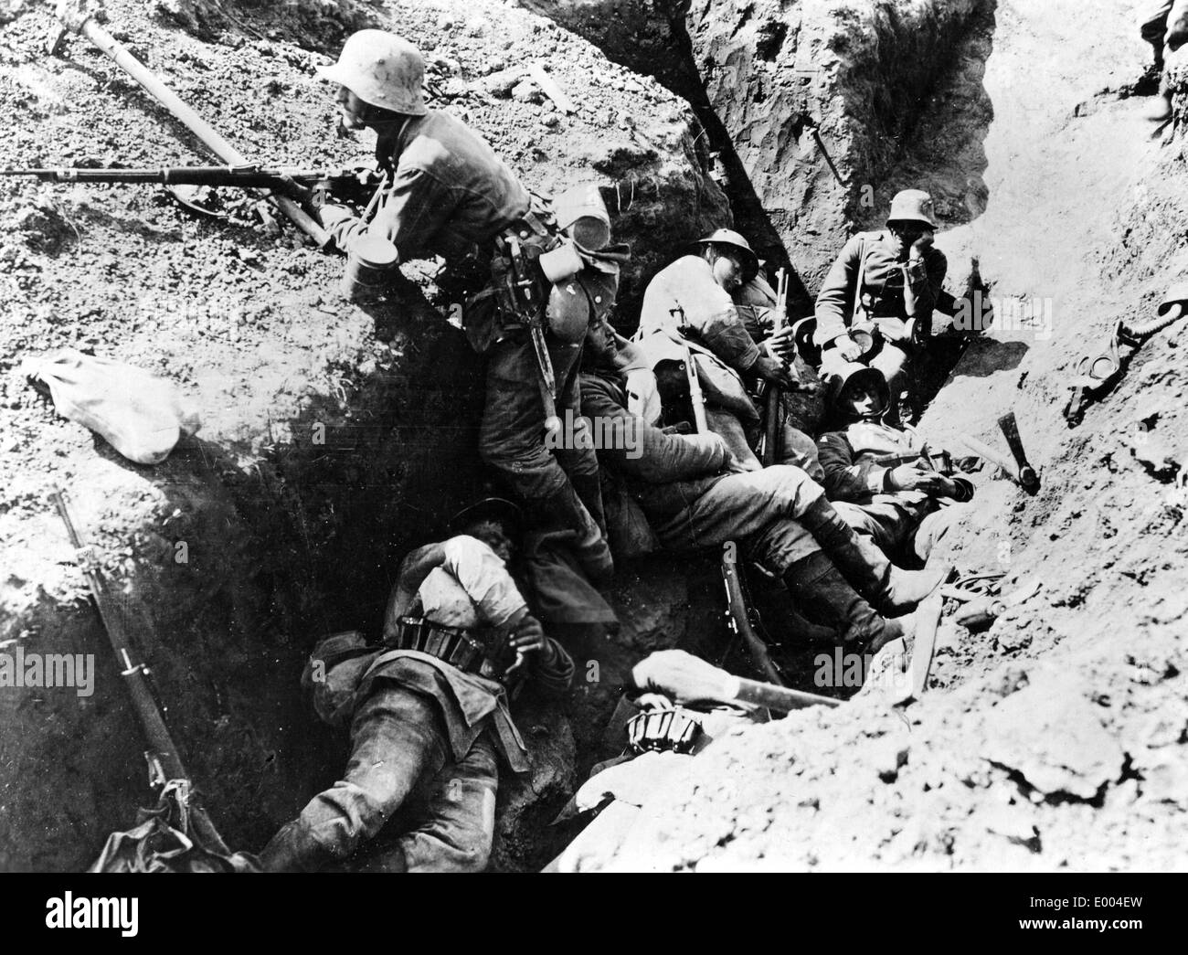Soldats allemands dans une tranchée durant la Première Guerre mondiale Banque D'Images