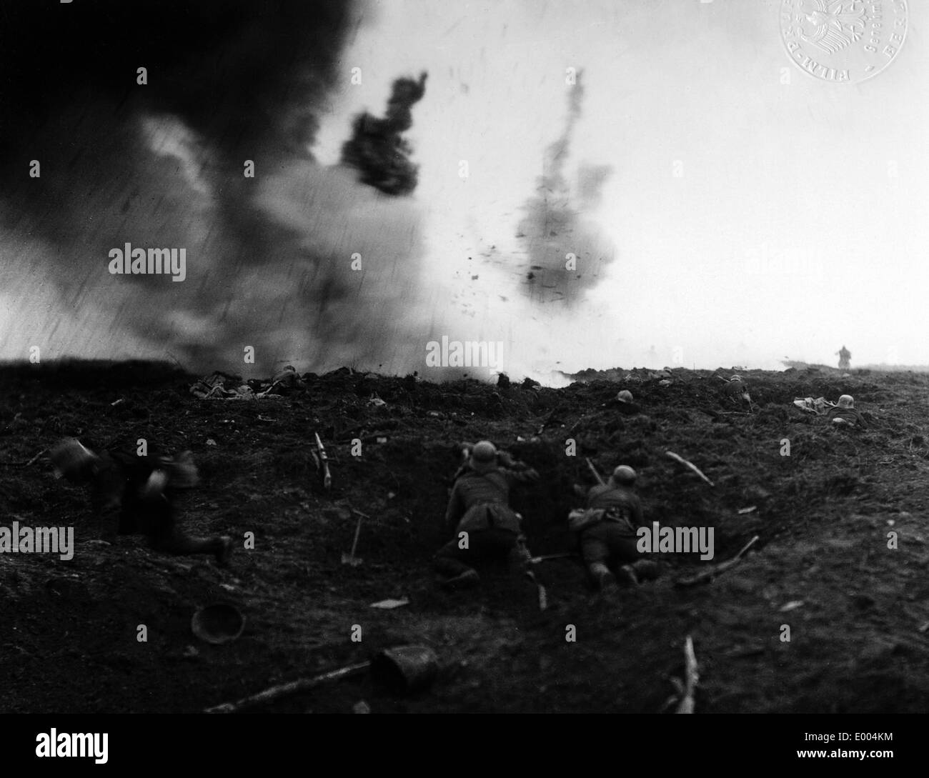 Les soldats allemands sur un champ de bataille sur le front de l'Ouest, 1916 Banque D'Images