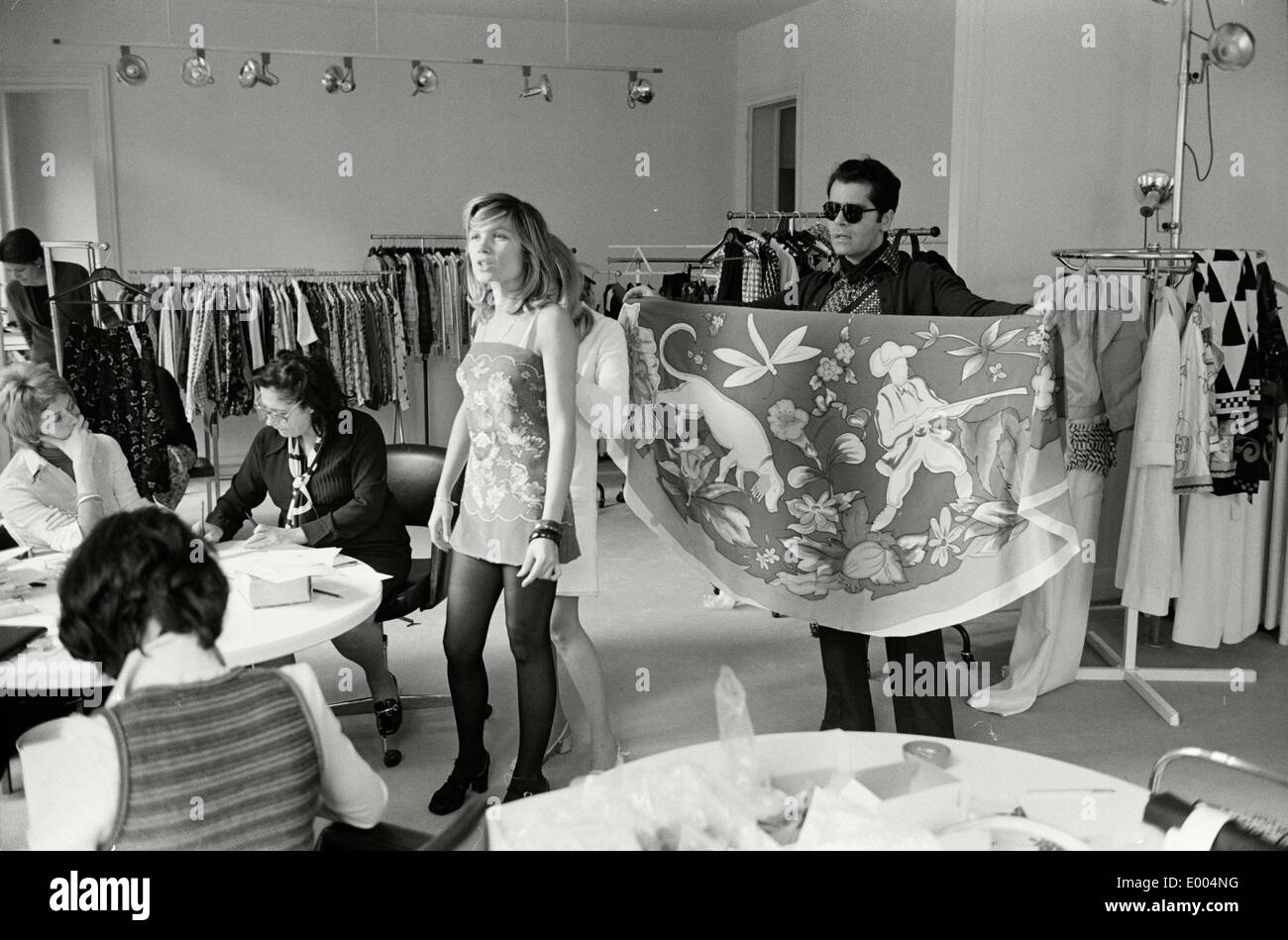 Karl Lagerfeld au travail de la Maison Chloé, 1972 Banque D'Images