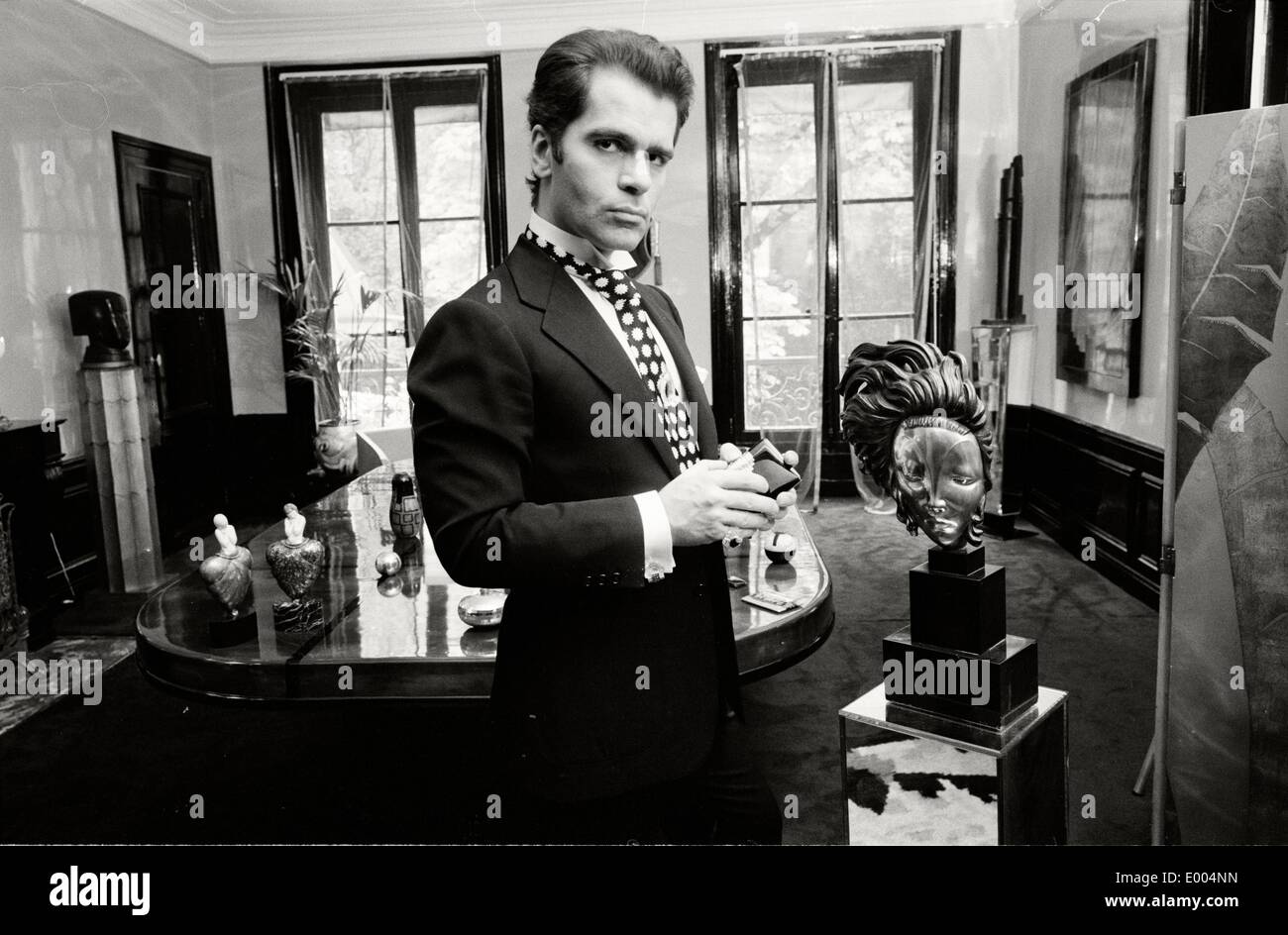 Karl Lagerfeld à son appartement à Paris, 1972 Banque D'Images