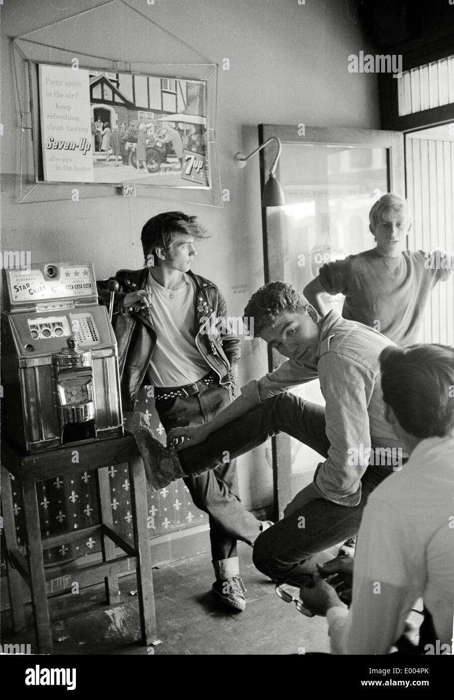 Les membres d'un club de moto suspendu à une pub dans la banlieue de Londres, 1964 Banque D'Images