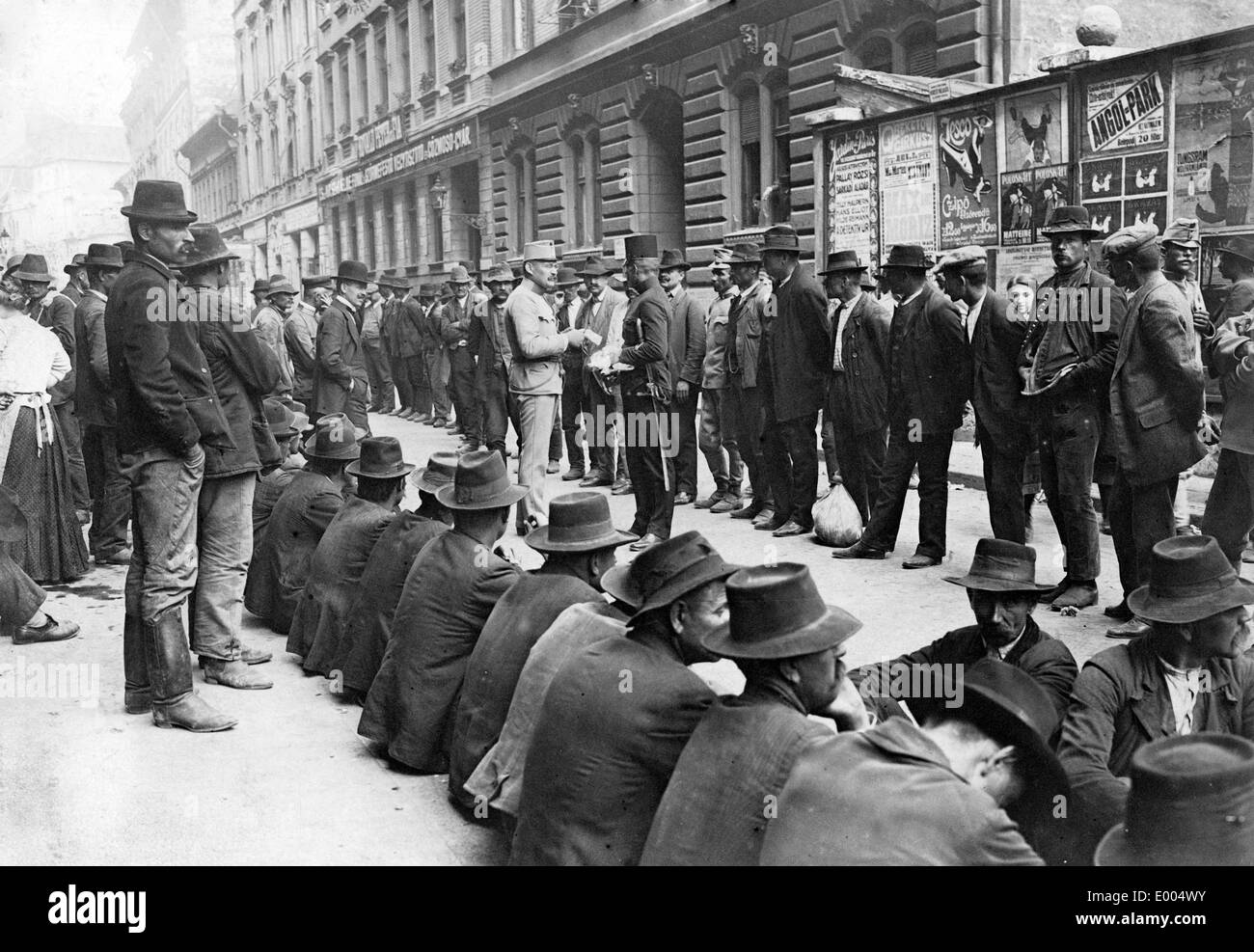 Les réservistes de l'Autriche s'enrôler pour le service militaire, 1914 Banque D'Images
