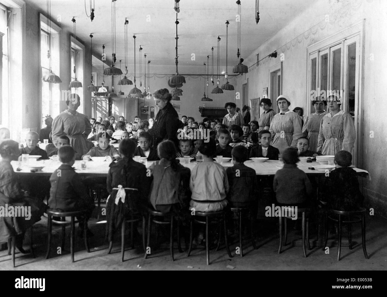 Restauration des enfants de guerre Autrichien, 1915 Banque D'Images