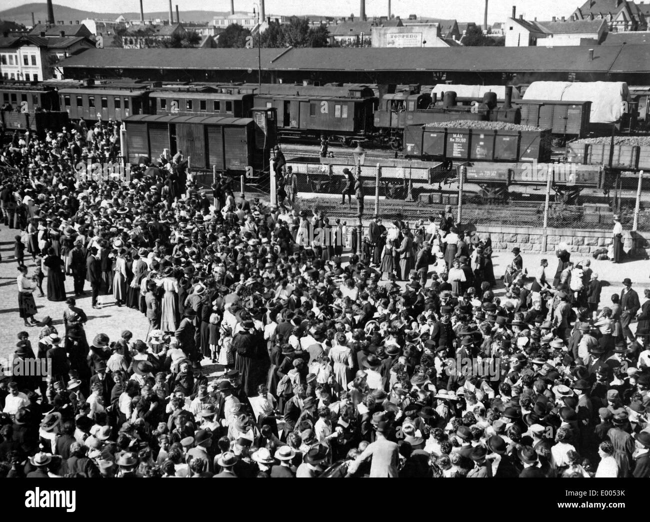 L'arrivée d'enfants autrichiens de retour de vacances, 1918 liens sponsorisés Banque D'Images