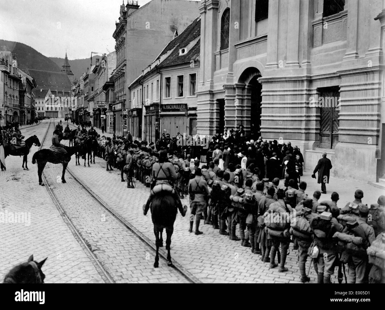 Les troupes austro-hongrois accueille prêtre, 1916 Banque D'Images