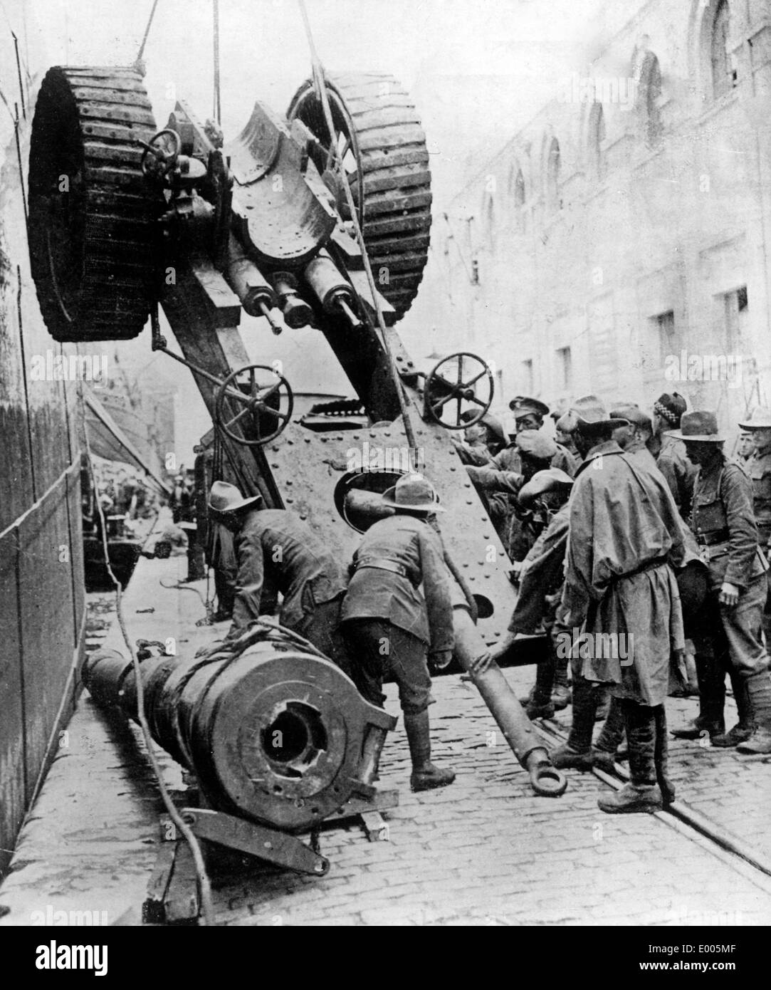 Déchargement d'une pièce d'artillerie lourde, 1916 Banque D'Images
