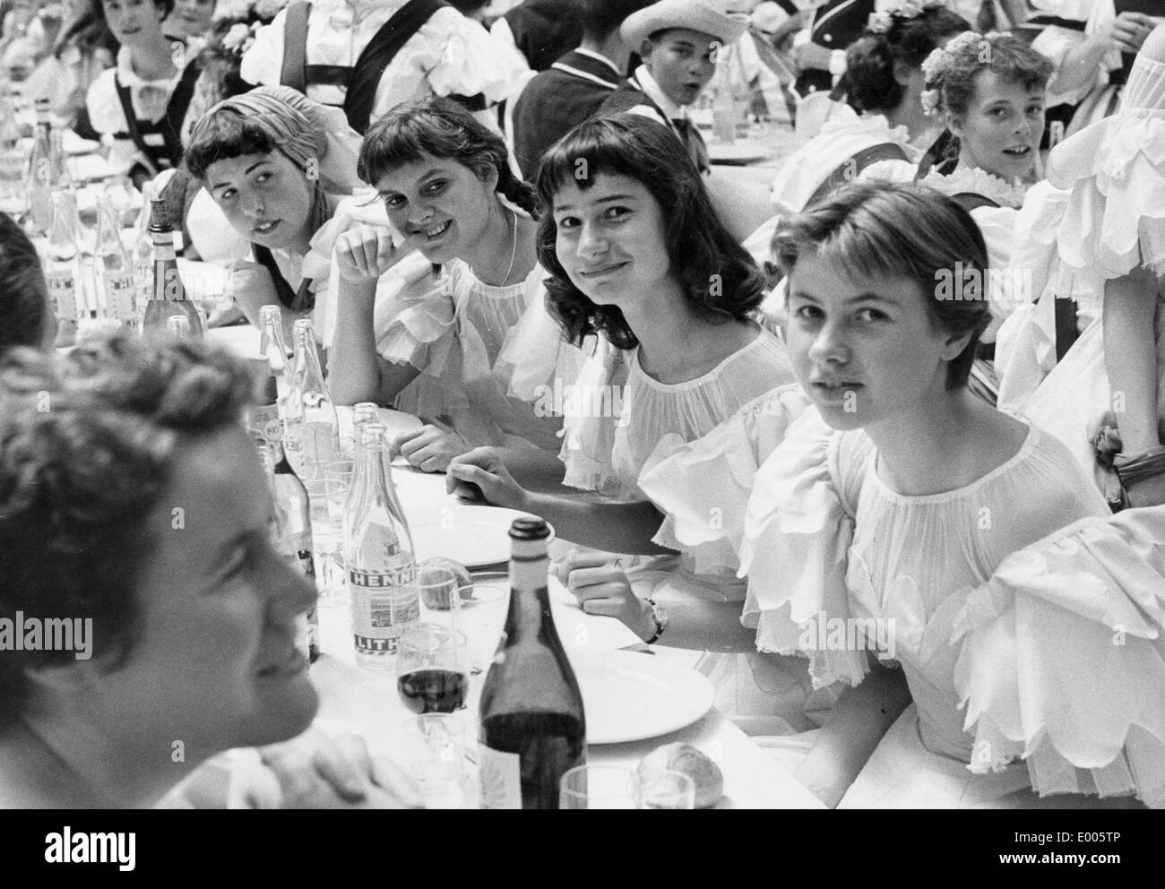 Les jeunes femmes à une partie, 1955 Banque D'Images