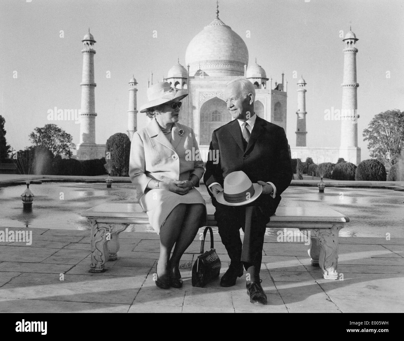 Heinrich Luebke avec épouse avant le Taj Mahal, 1962 Banque D'Images